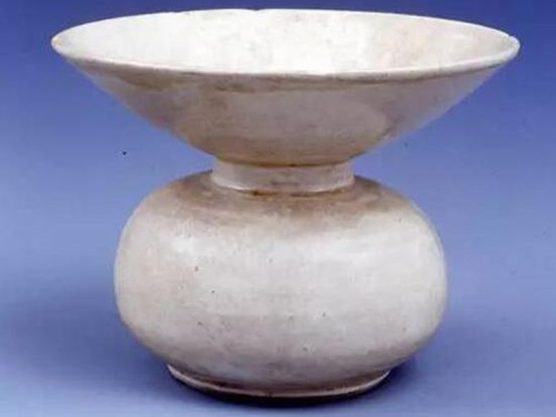 講究個(gè)人衛(wèi)生，收拾痰涎，已用唾壺